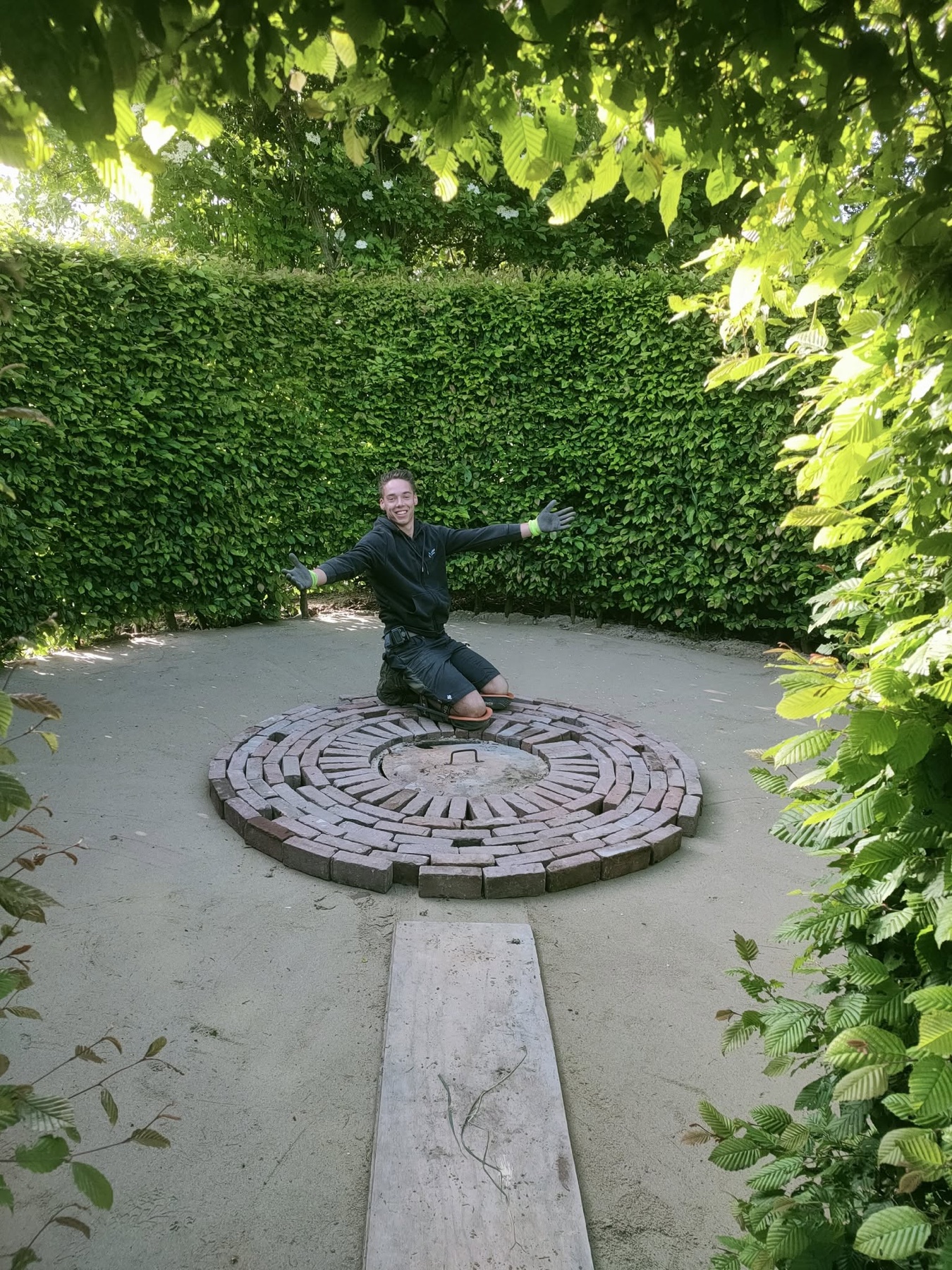 De hovenier achter Luukse Tuinaanleg — foto van werk door Luukse Tuinaanleg