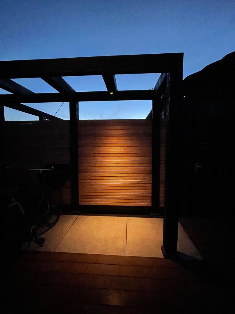 Warme verlichting in een houten overkapping